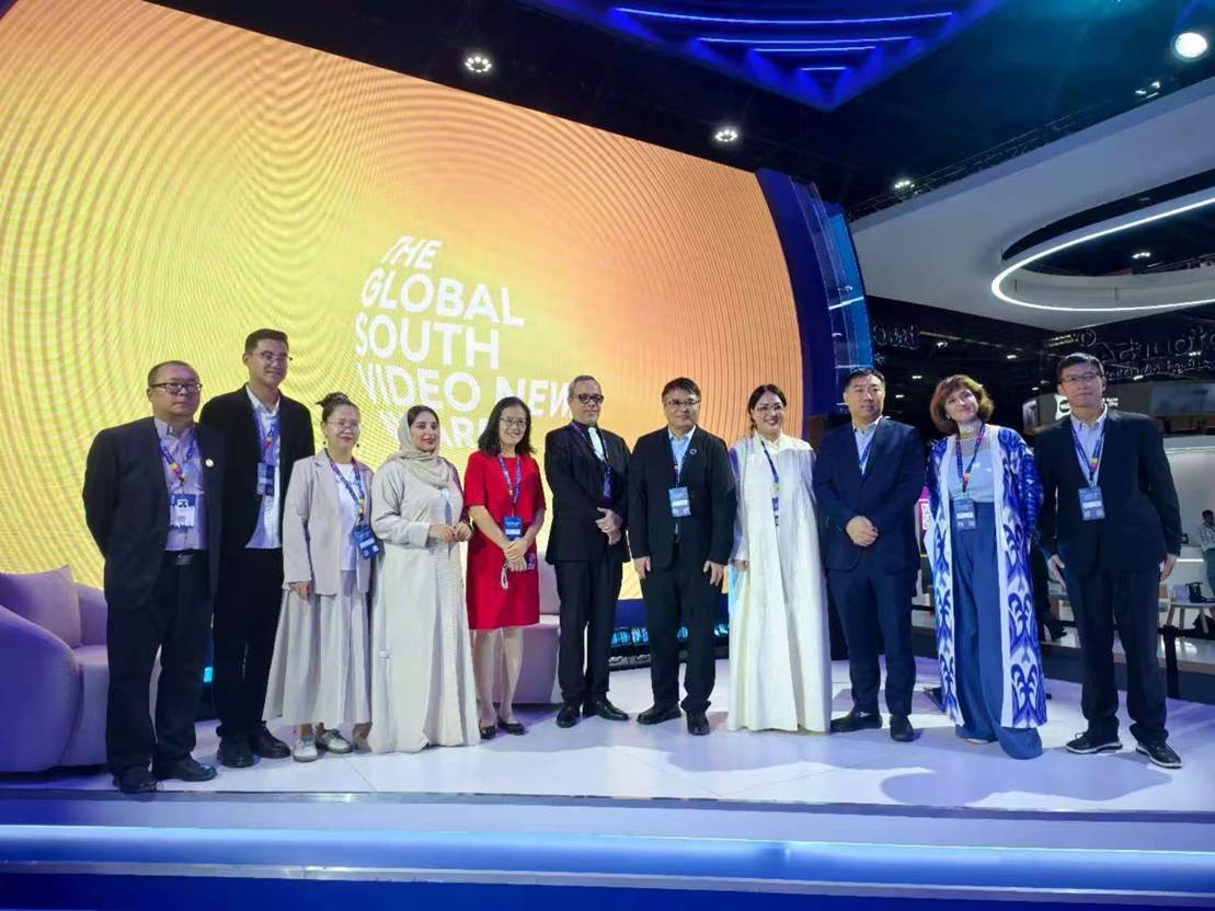 一群人站在台上 AI 生成的内容可能不正确。